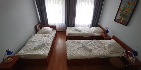 Hostel Racibórz - pokój trzy osobowy okna